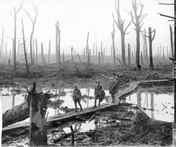 10th Field Artillery Bde. 4th Division, passing through park of Chateau de Hooges. Oct.1917. Photographer Hurley J.F., photograph source AWM  E01220