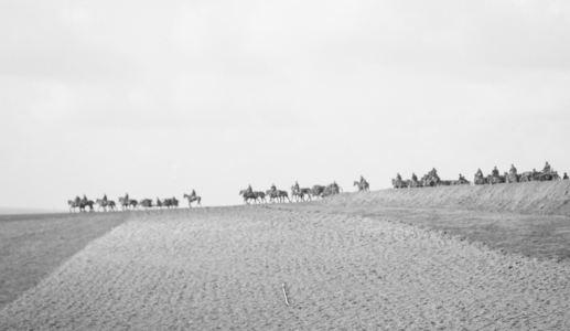 Artillery moving into position at Mericourt 1918. Photographer unknown, photograph source AWM E01930