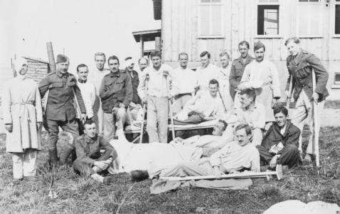 Convalescing POWs at Lazarette Ohrdruf i Thur. Photographer unknown, photograph source AWM A01306