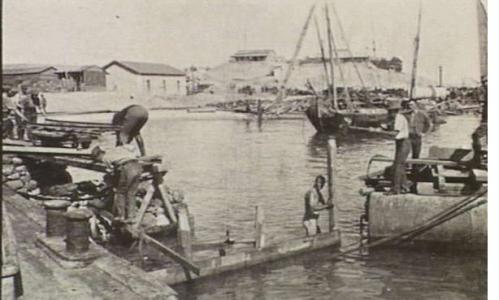 Engineers constructing a jetty at Ferry Post, Ismailia 1916.  Photographer unknown, photograph source AWM P0098.008