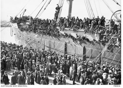 Farewelling HMAT &#039;Persic&#039; from Melbourne. Photographer unknown, photograph source AWM PB0826