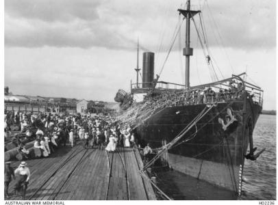 HMAT &#039;Commonwealth&#039; A73 at Brisbane Port, Q&#039;land 1915. Photographer unknown, photograph  source AWM HO2236