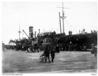 HMAT &#039;Clan McGillivray&#039; being farewelled. Photographer unknown, photograph source AWM PB0327