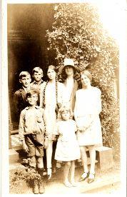 Hillman Elsie with children Robert, Geoffrey, Helen, Kathleen, Bentley and Margaret. Photograph from the Helene B. Huelin (nee Hillman) Collection, sourced from the Hillman family