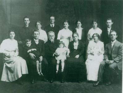 Hoare family 1914, Aubrey Hoare far left back. Photo reproduced with permission C.With