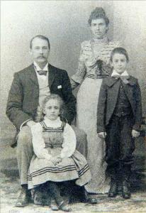 Mr. Ernest Evans with wife Alice, daughter Beatrice and son Sidney. Photograph donor M.Tanner. Photograph source SGHS Pictorial Collection 2014-052