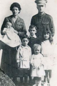 Pte.Gilbert Murray Davis and Mary Davis with children Rachael, Robert and Jack. Photo source S.Walker. Courtesy SGHS 2012-013d