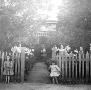 &#039;The Oaks&#039; Swan St. Guildford c1920. Photo source Devenish Family