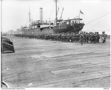 Troops boarding HMAT &#039;Hororata&#039; 1915. Photographer Josiah Barnes, photograph source AWM PB0437